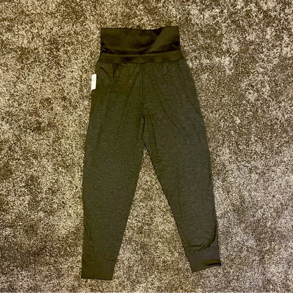 GapFit Brushed Tech Jersey Joggers Mid Rise - Picture 9 of 9